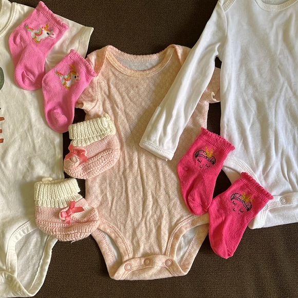Bundle Baby clothes. Size: 9 months and new born. Colors white and pink. - Picture 4 of 5